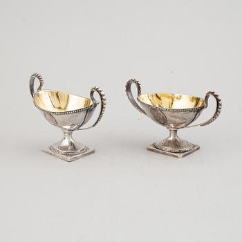 Arvid Floberg och PA Sjöberg, saltkar, 2 st snarlika, silver, Stockholm 1799 och 1823. Sengustavianska.