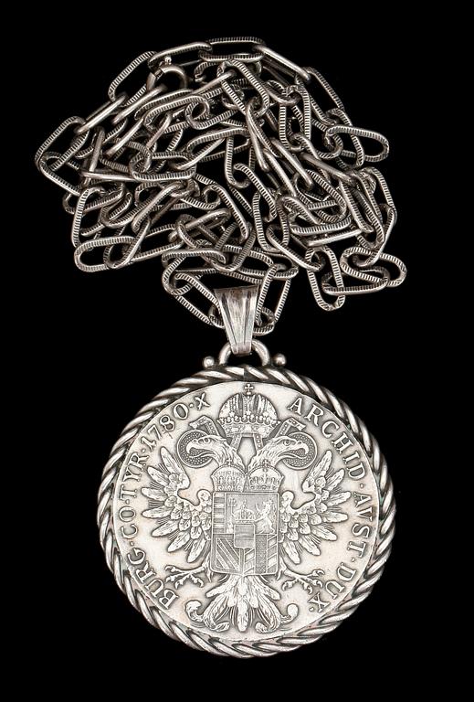HÄNGE MED MYNT, silver, Österrike-Ungern, 1780, vikt 36 gram.