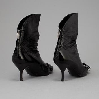 A pair of boots in size 40.