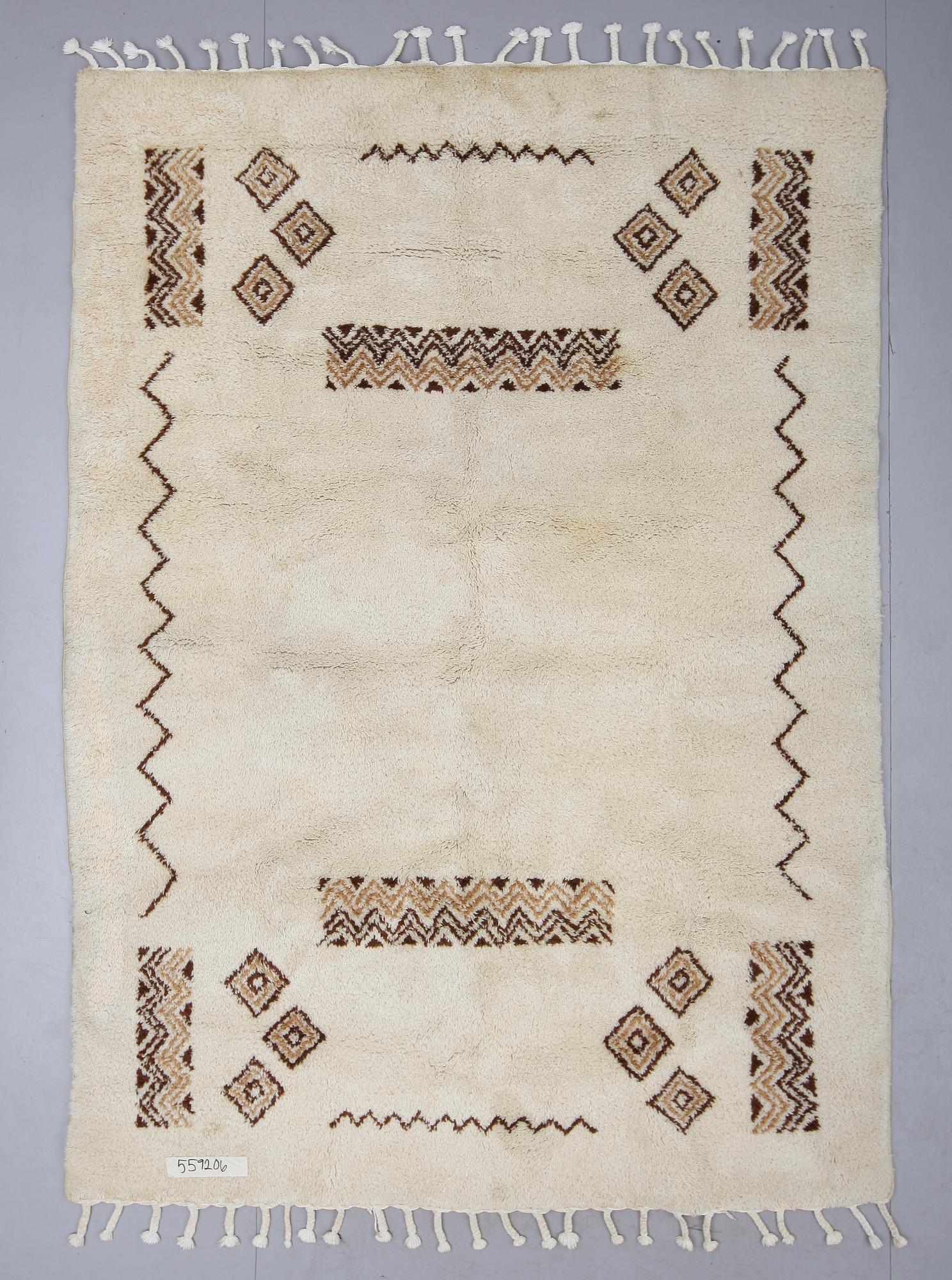 MATTA, Marocko. Ca 293 x 210 cm.