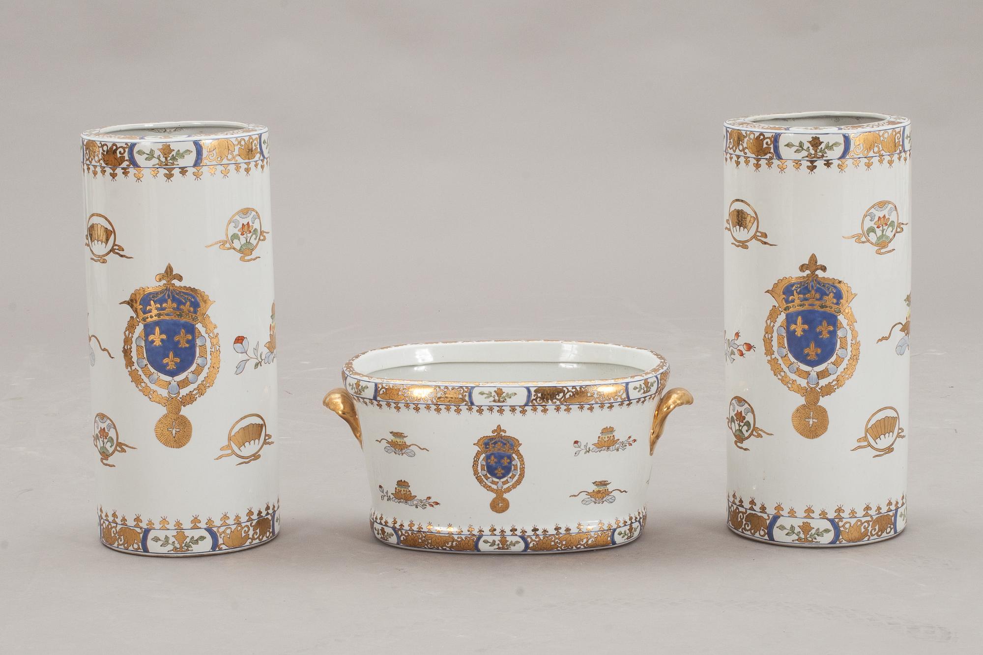 GOLVVASER, ett par samt JARDINIERE, porslin, 1900-talets andra hälft.