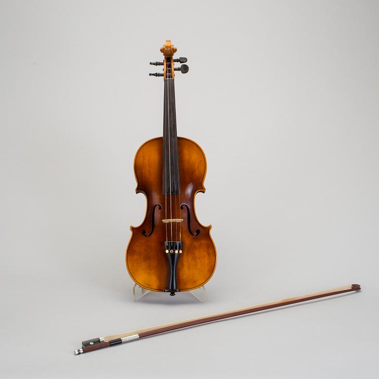 FIOL/VIOLIN, Karl Höfner samt STRÅKE, T.Sugito, 1900-talets fjärde kvartal.