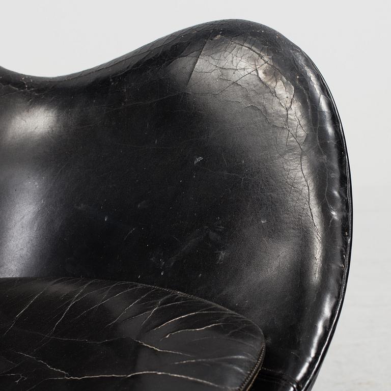 A Danish Arne Jacobsen "Ägget" armchair for Fritz Hansen.