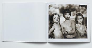 Sally Mann, bok Immediate Family signerad.