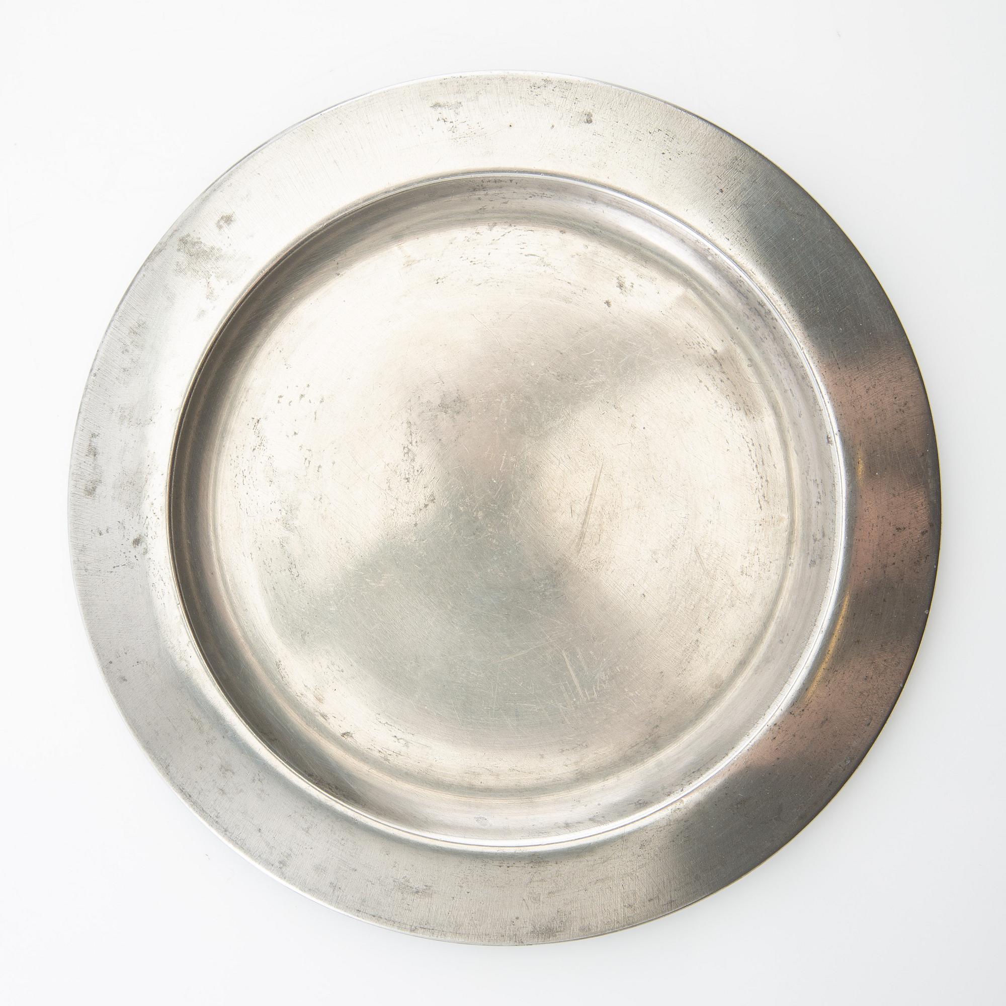 Firma Svenskt Tenn, flaskställ ett par av vitmetall modell nr 2562, samt fat av tenn, Stockholm 1900-talets andra hälft.