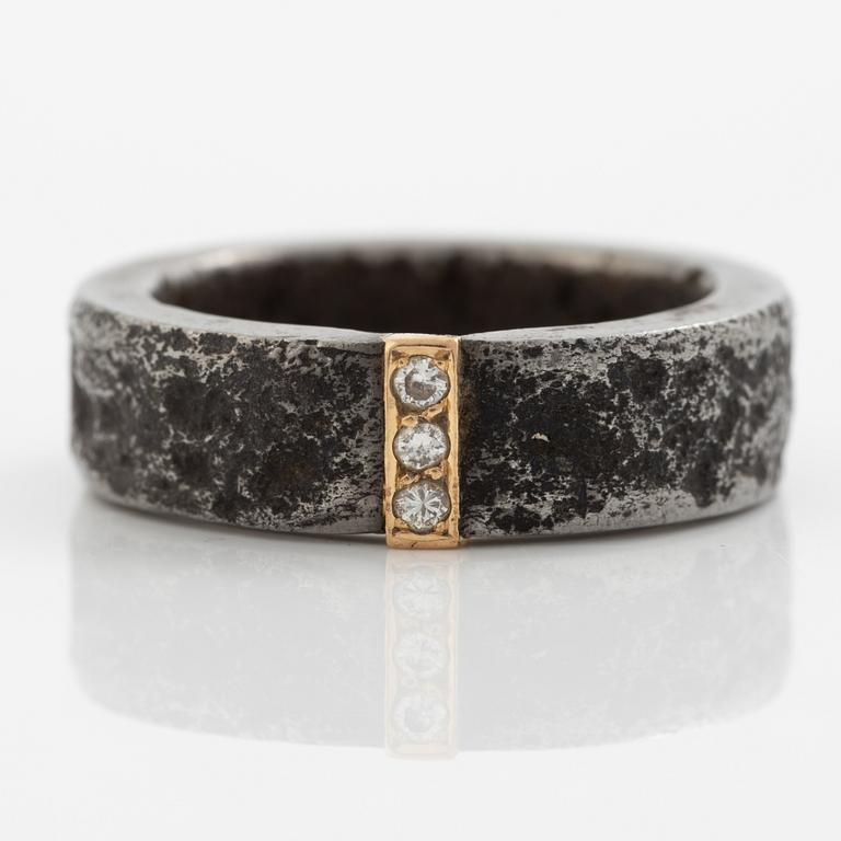 Mikael Hamma, Smide & Form, ring, oxidised iron, gold and brilliant-cut diamonds.