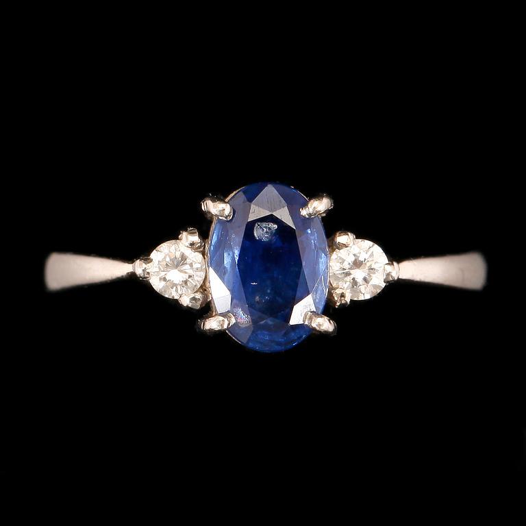 RING, 18k vitguld med safir och briljantslipade diamanter. Vikt 3g.