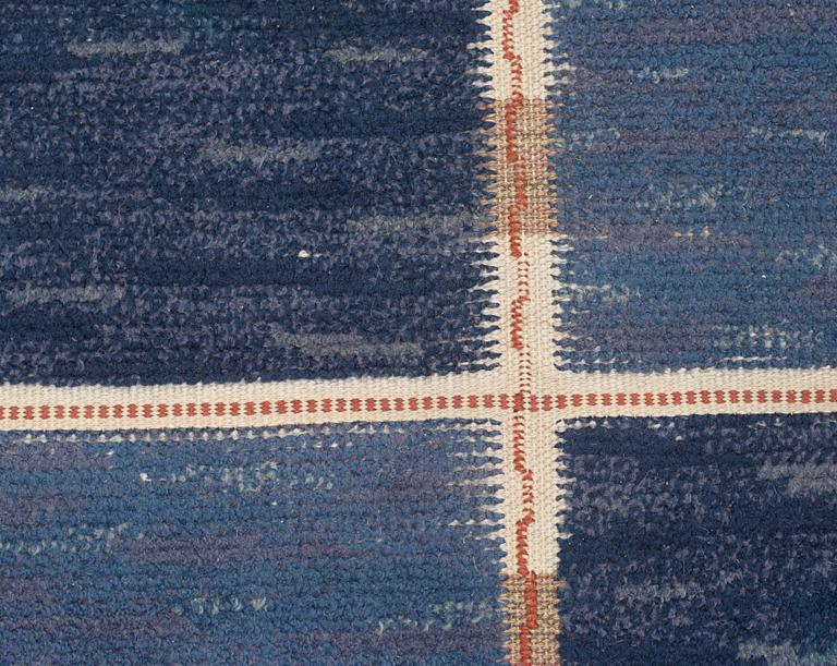 CARPET. "Rutig blå halvflossa". Knotted pile in relief. 302,5 x 203,5 cm. Signed AB MMF.