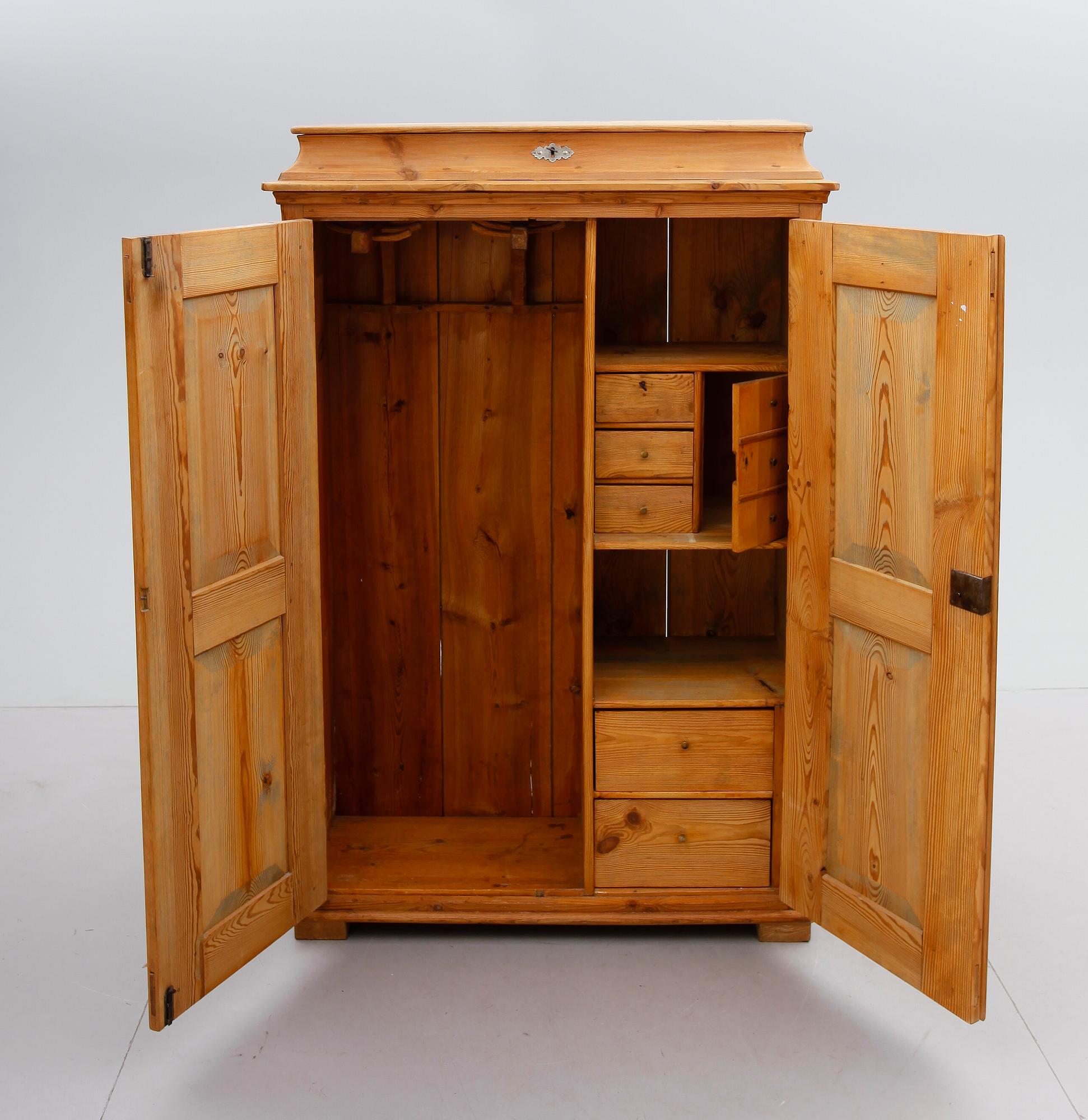 KLÄDSKÅP, allmoge, 1800-talets andra hälft.