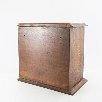 Apoteksskåp John Berry & Sons England omkring 1900.