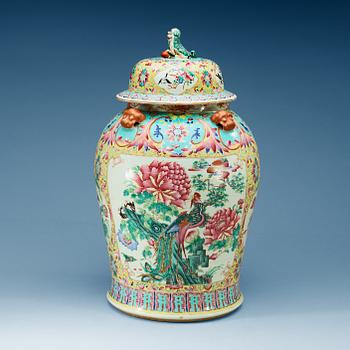 A large famille rose jar with cover, Qing dynasty, 19th Century.