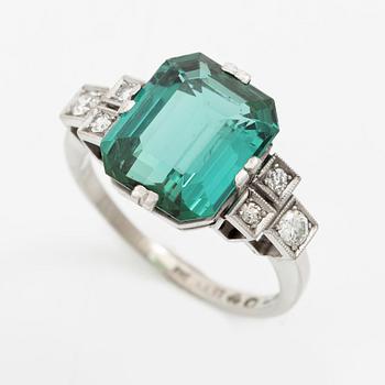 Ring 18K vitguld med en fasettslipad turmalin.