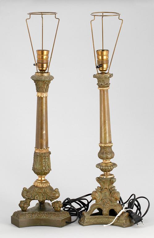 BORDSLAMPOR, 2 st, metall, empirestil, 1900-tal .