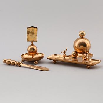 SKRIVSTÄLL, TÄNDSTICKSHÅLLARE SAMT BREVKNIV, mässing, märkt Gusum, 1900-talets första hälft.