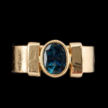 RING, 18k guld med safir. Vikt ca 9g.