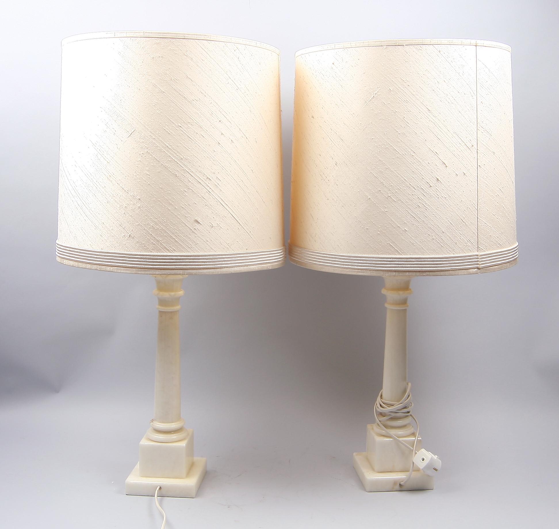 BORDSARMATURER, ett par, alabaster. 1900-talets slut.