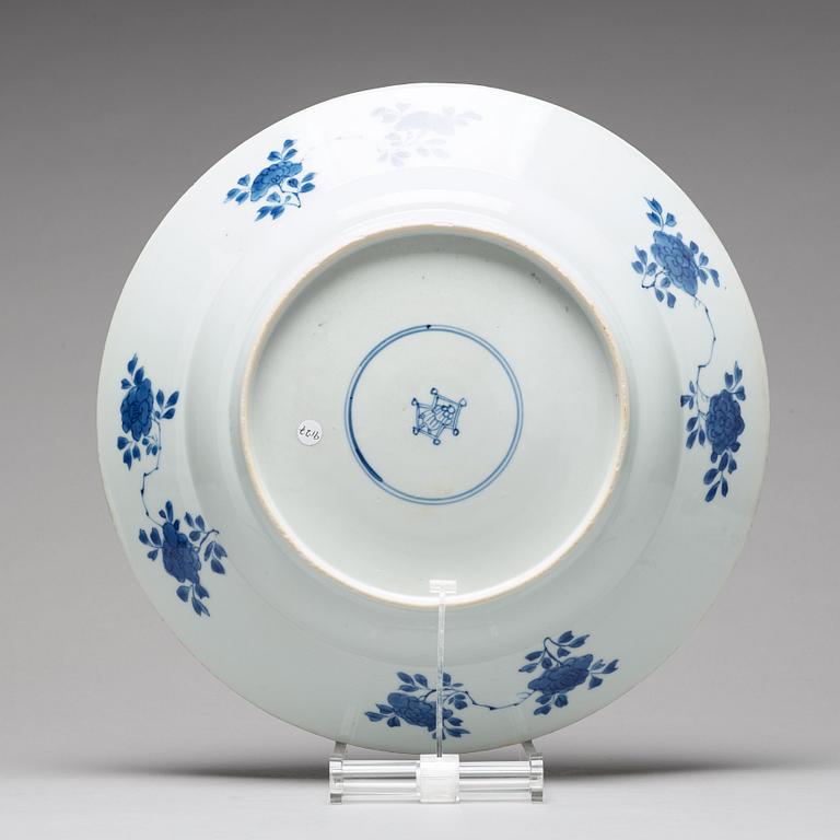 A blue and white dish, Qing dynasty, Kangxi (1662-1722).