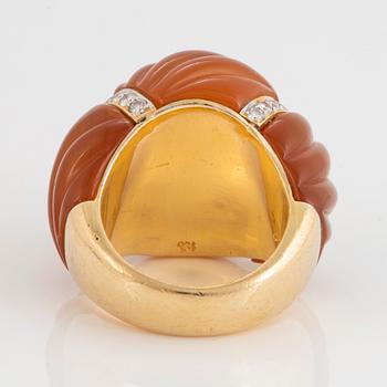 Ring 18K guld med agat och runda briljantslipade diamanter.
