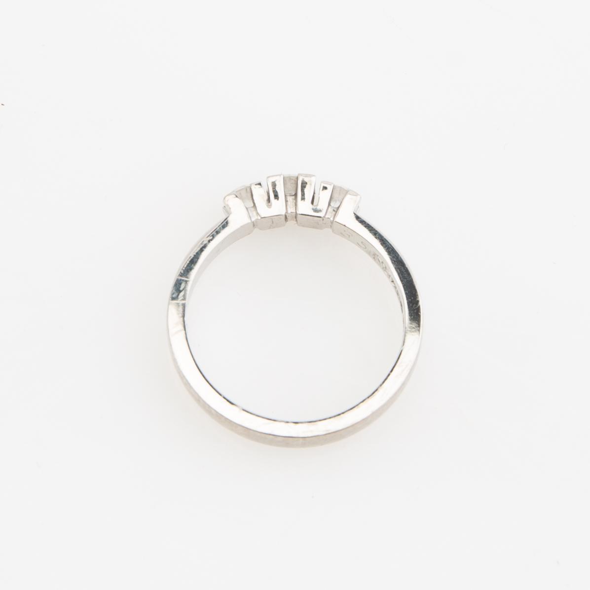 Ring, 18K vitguld med tre runda briljantslipade diamanter.