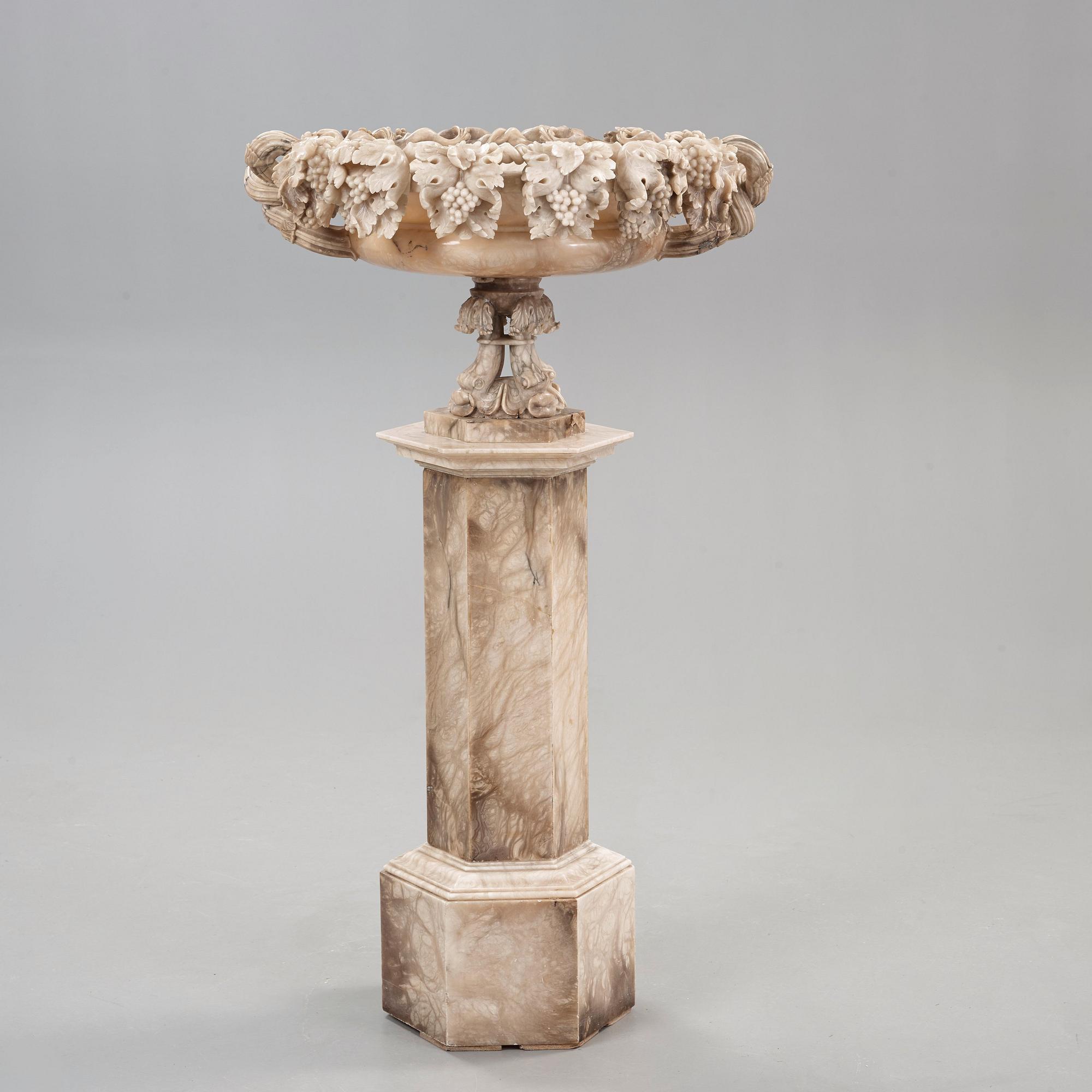 URNA, på sockel. Troligen Italien, 1800-talets andra hälft.