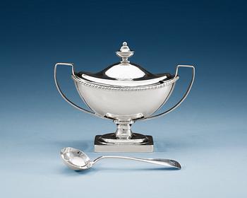 898. An Irish early 19th century sauce tureen, marks of Dublin 1803.