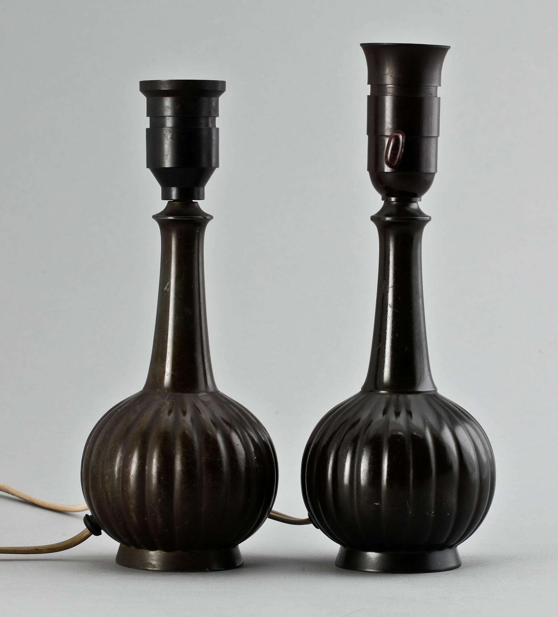 BORDSLAMPOR, ett par, patinerad metall, Just Andersen, 1920/30-tal.