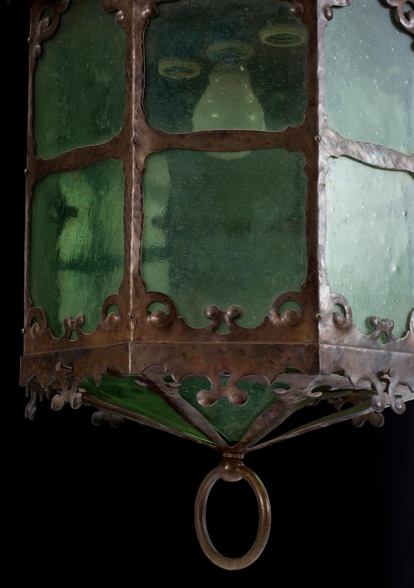 TAKLYKTA, mässingssmide och glas, jugendbarock, sekelskifte 1900. Höjd: ca 75 cm.