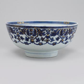 A BLUE AND WHITE BOWL, QING DYNASTY, QIANLONG (1736-95).