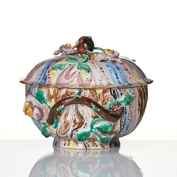 Karott med lock, fajans. Marieberg, Ehrenreichs period, 1700-tal.