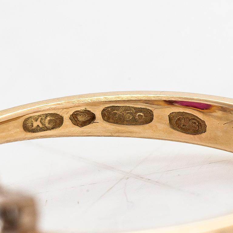 Sormus, 18K kultaa, synteettinen rubiini ja timantteja yht. noin 0.12 ct. Kultacet Oy, Helsinki 1988.