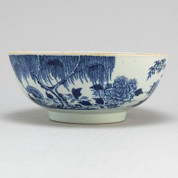 A blue and white punch bowl, Qing dynasty, Qianlong (1736-95).