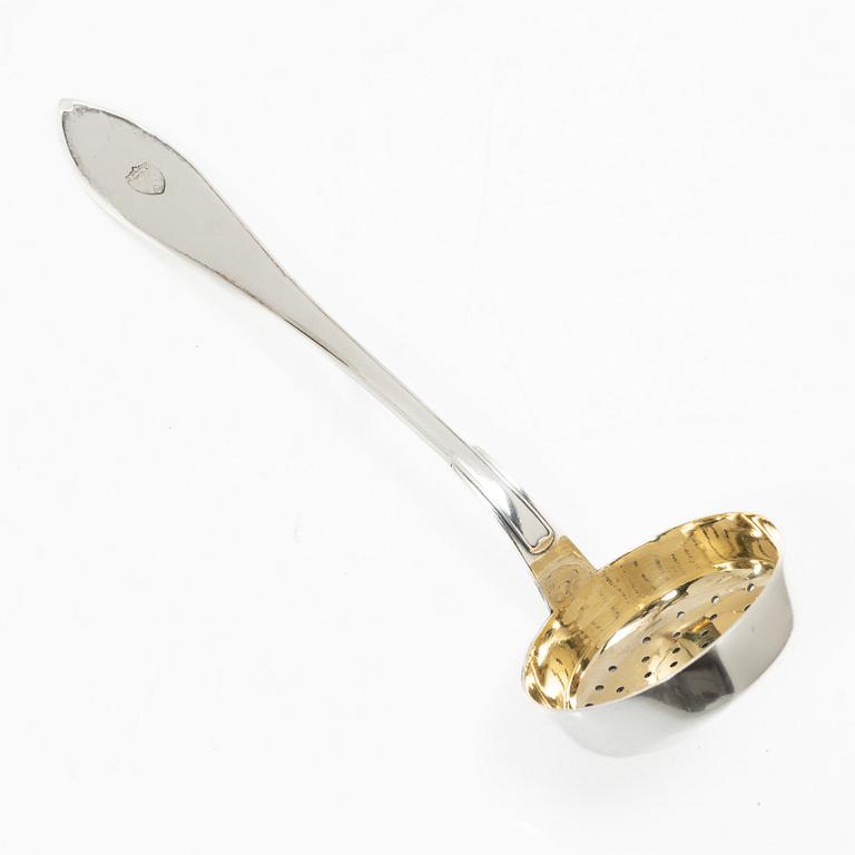 Firma Carl Fredrik Carlman, sockerskål med lock samt strösked, silver, Stockholm 1919.