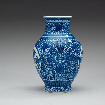 VAS, porslin. Republik, 1900-tal, med Qianlong sigillmärke.