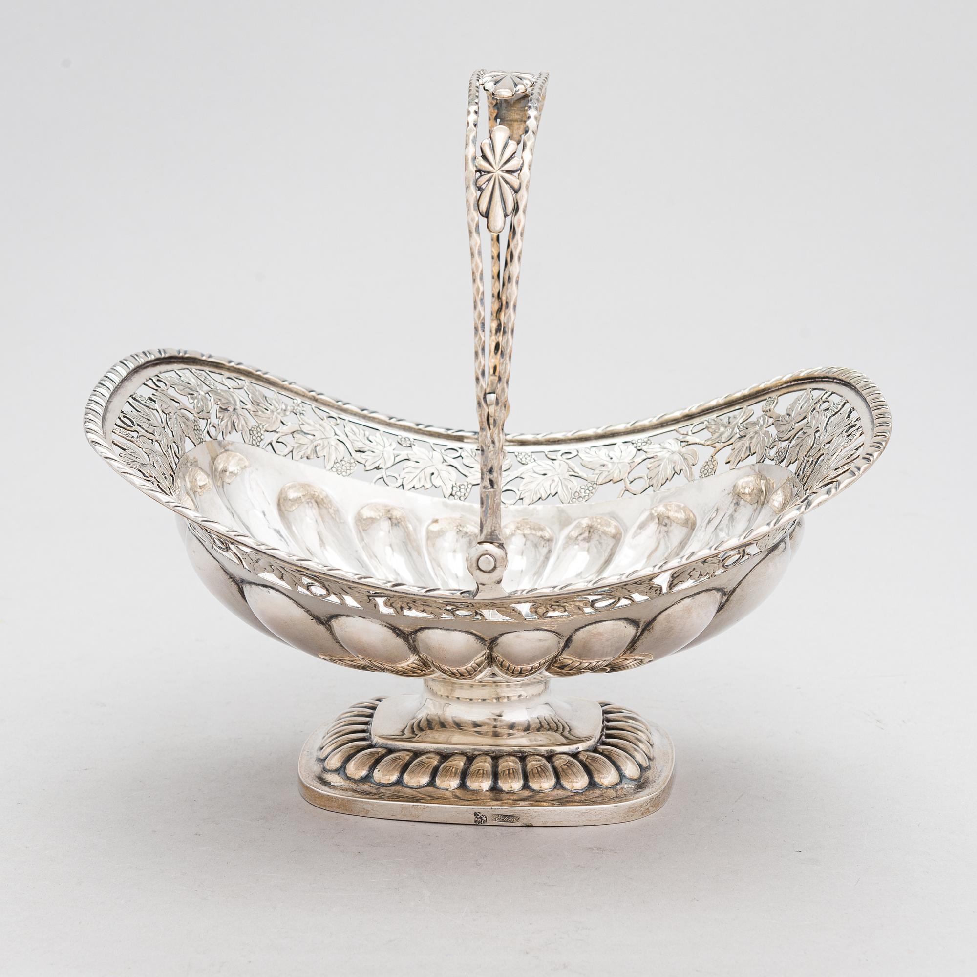 Reinhold H. Eckert, a silver bread basket, Tartu/ Dorpat 1818.