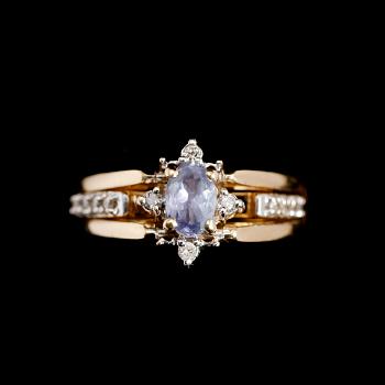 RING, 14 k guld, med briljantslipade diamanter och blå safir.