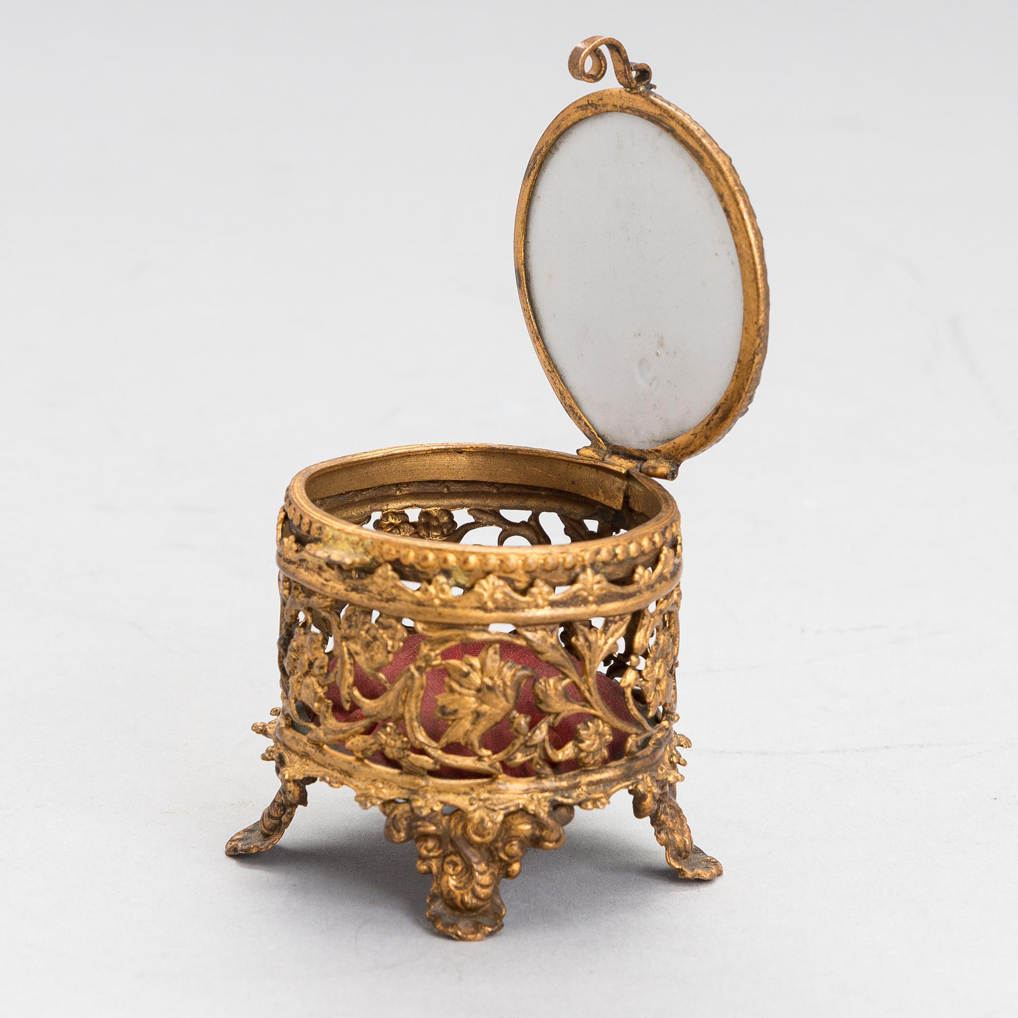 MINATYRMÅLNINGAR, 2 st, och DOSA med tryckt motiv.