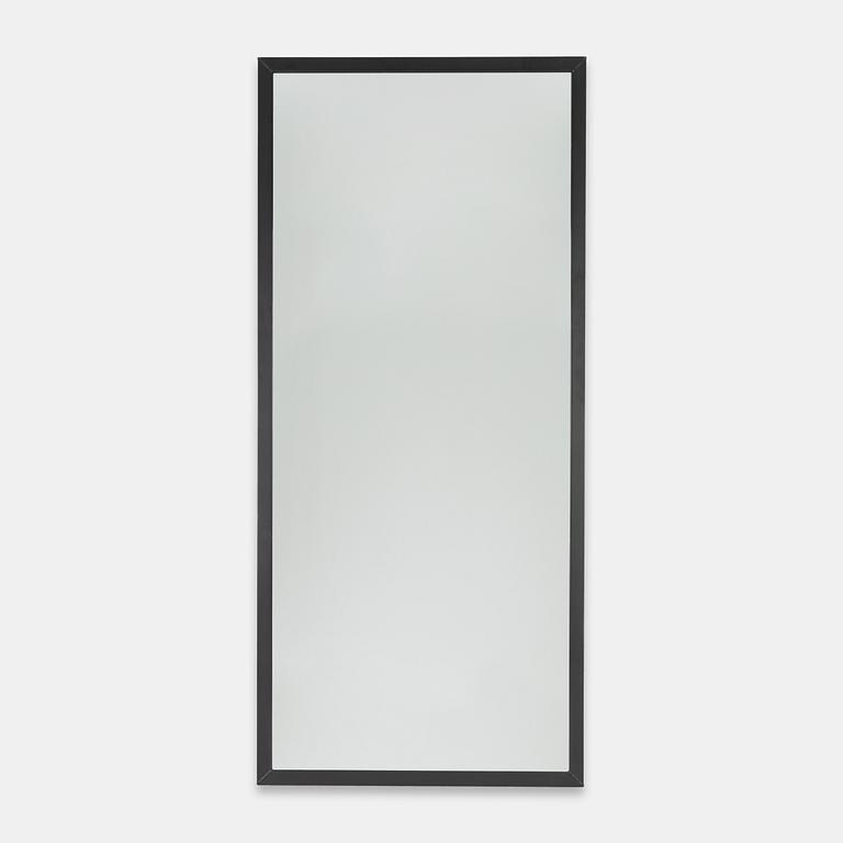 A 'Washington' mirror with steel frame from Muubs.
