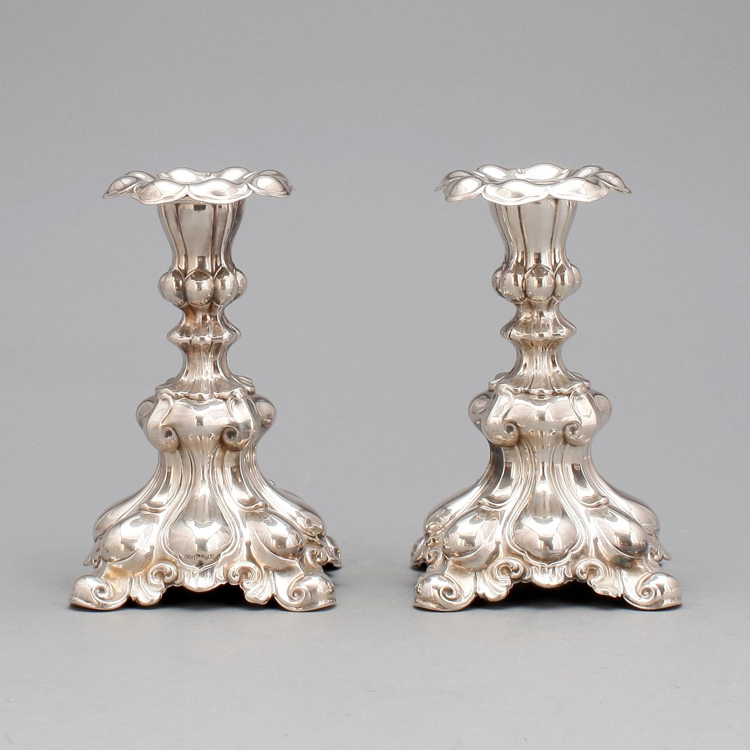 LJUSSTAKAR, ett par, silver, barockstil, CG Hallberg Stockholm 1946.