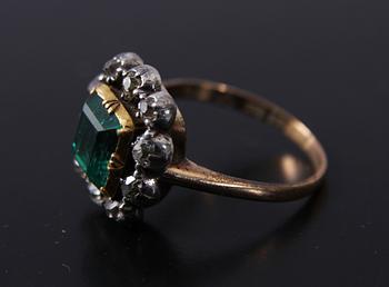 RING, guld 18 K m smaragd o rosenstenar, 1920-tal.
