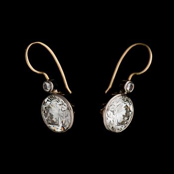 ÖRHÄNGEN, briljantslipade diamanter, 18K guld och vitguld. A. Tillander 1989.
