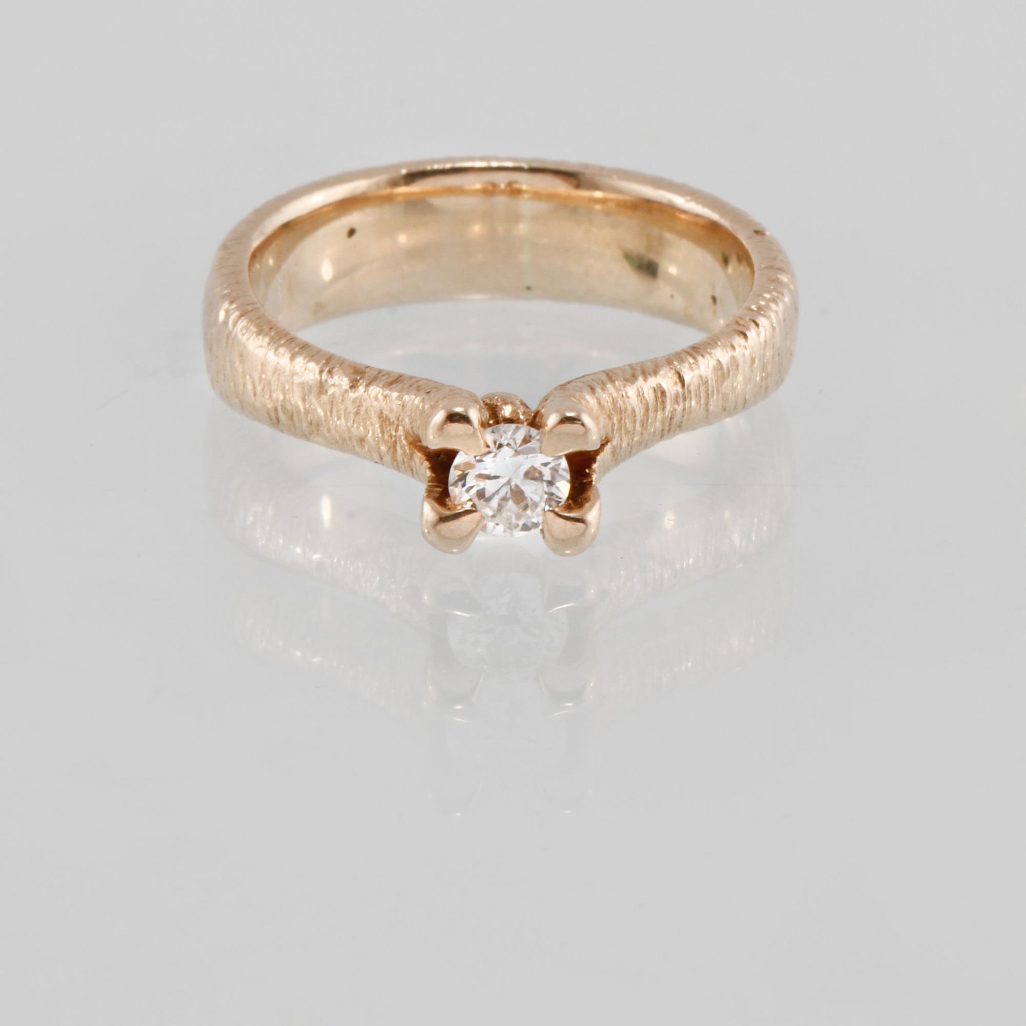 RING, 14K guld med briljantslipad diamant ca 0,23 ct. Vikt 5,6 gram.