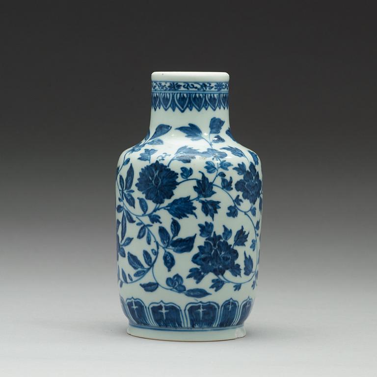 A blue and white vase, Qing dynasty, 19th Century.