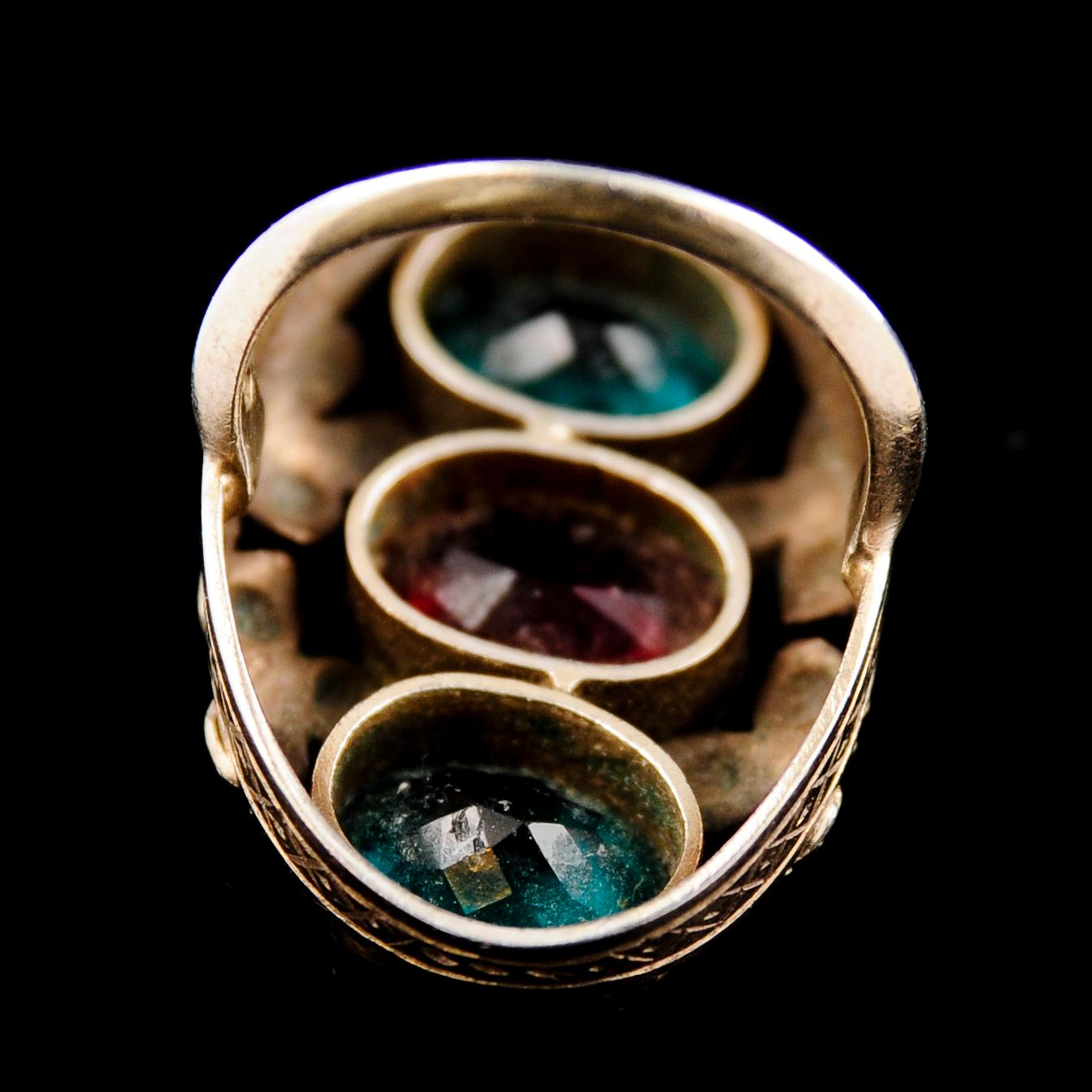 RING, silver, otydliga svenska stämplar, med röd och gröna stenar.