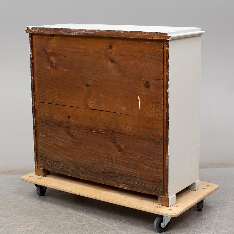 A painted pine chest of drawers, second half of the 20th Century.