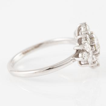 Ring 14K vitguld med briljantslipade diamanter.