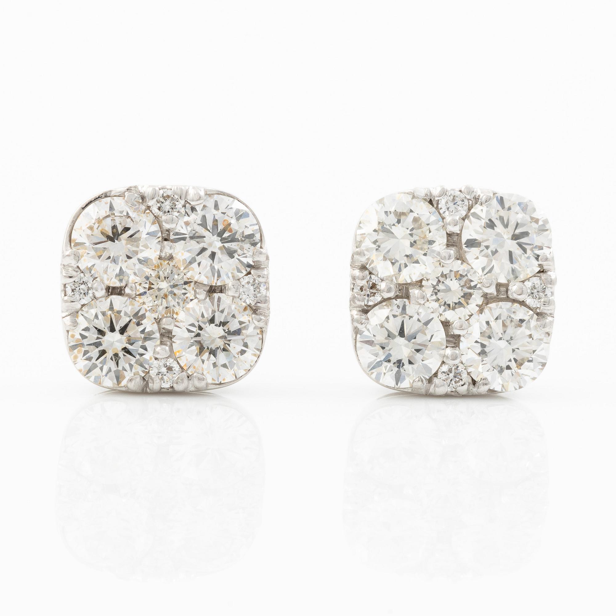 Ett par örhängen 18K vitguld med runda briljantslipade diamanter.