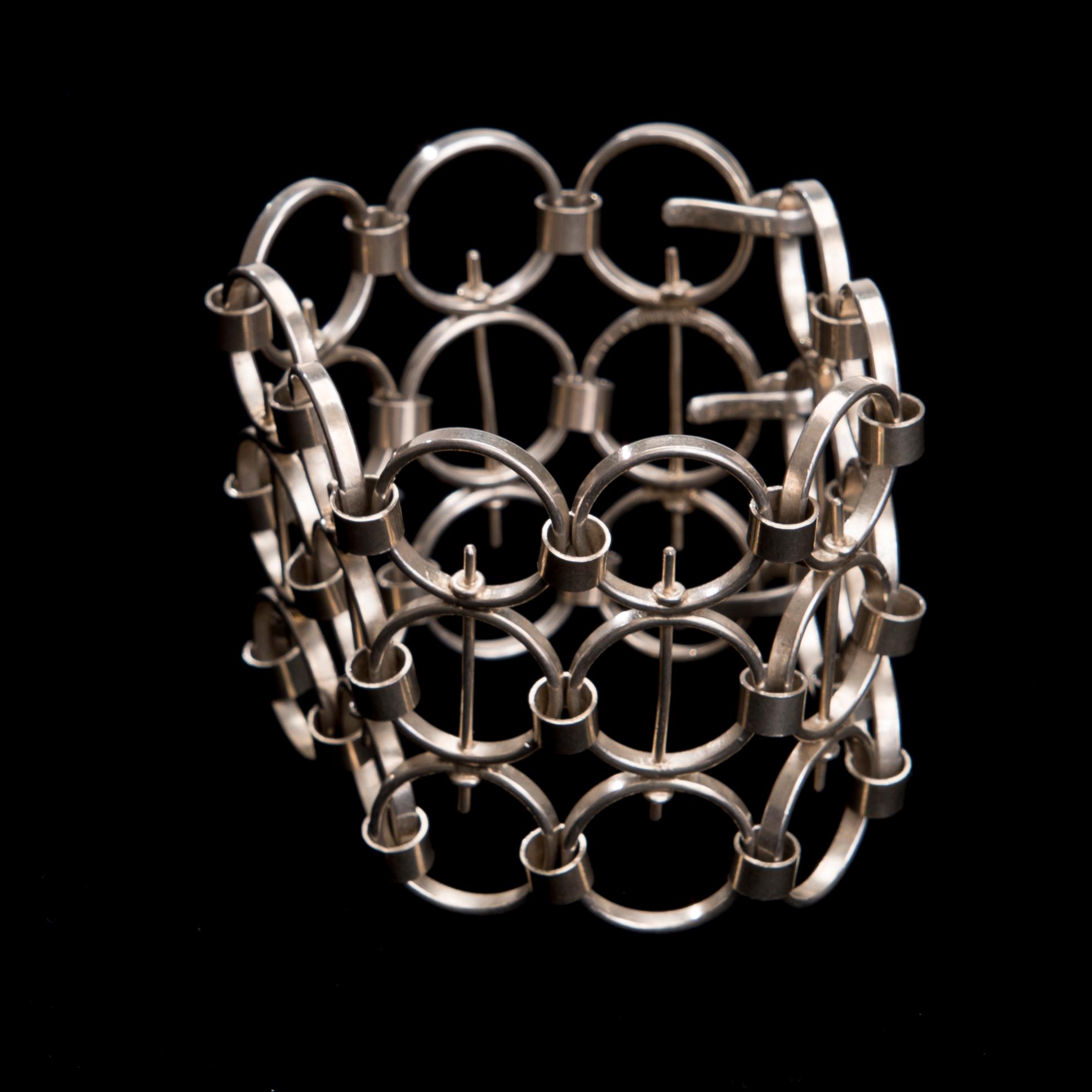 ARMSMYCKE, sterlingsilver, design Kaija Aarikka, Finland, tillverkad av Pekka Sarvanto 1965. Vikt 62 g.