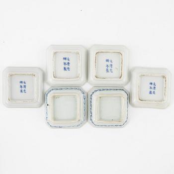 13 blue and white porcelain dishes, China, late Qingdynasty.