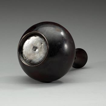 A Japanese bronze vase, ca 1900.