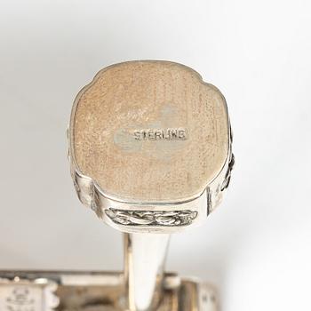 Saltkar / miniatyrer sju stycken, samt netsuke, delvis silver och buxbom, Japan, delvis Meiji (1868-1912).